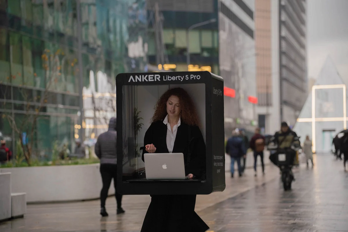 Уличный перформанс Anker