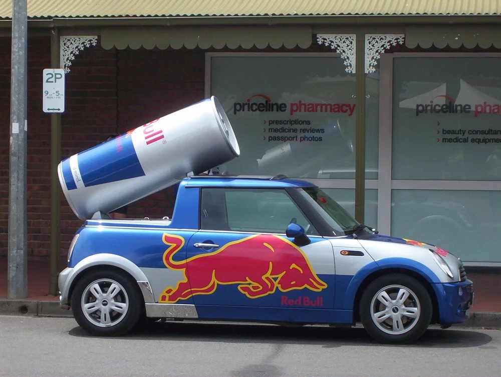Брендированный MINI Cooper Red Bull с большой моделью банки энергетика на крыше