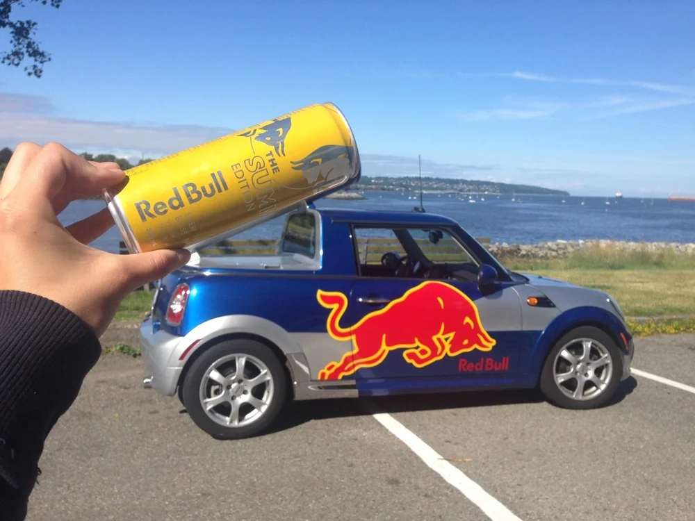 Банка Red Bull на фоне брендированного MINI Cooper в рамках кампании #PutACanOnIt