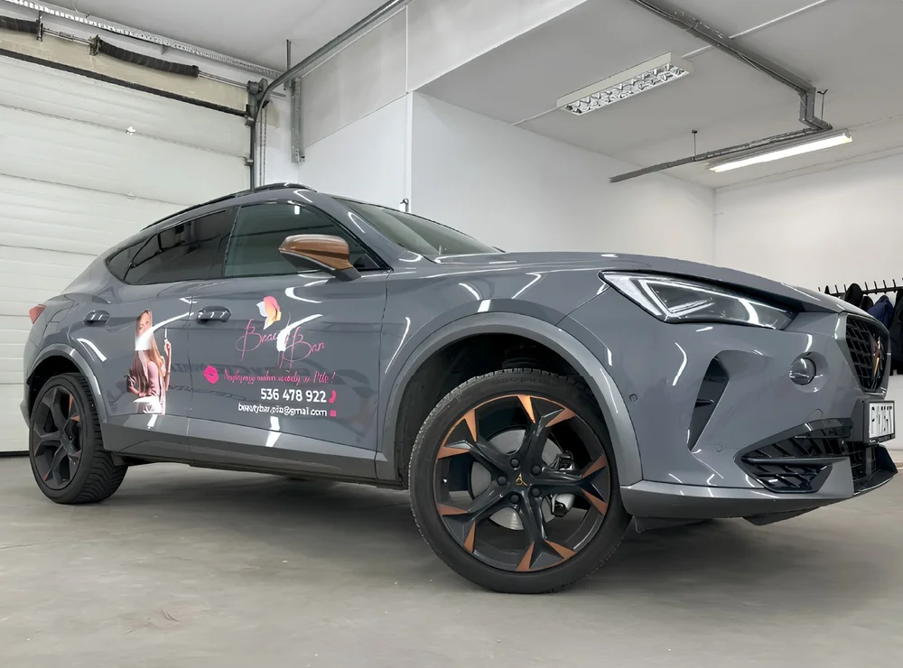 Серый Cupra Formentor с логотипом и контактами салона красоты на дверях