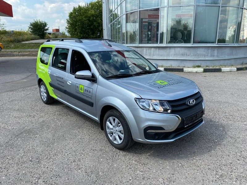 Lada Largus с частичной оклейкой и фирменной графикой компании «Пегас Эко»