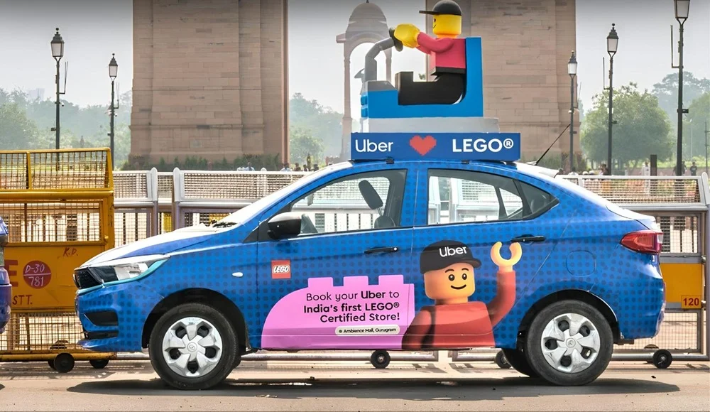 Брендированный автомобиль LEGO с огромной фигурой человечка LEGO на крыше