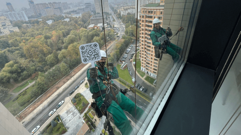 Альпинисты с qr-кодами от Сбера