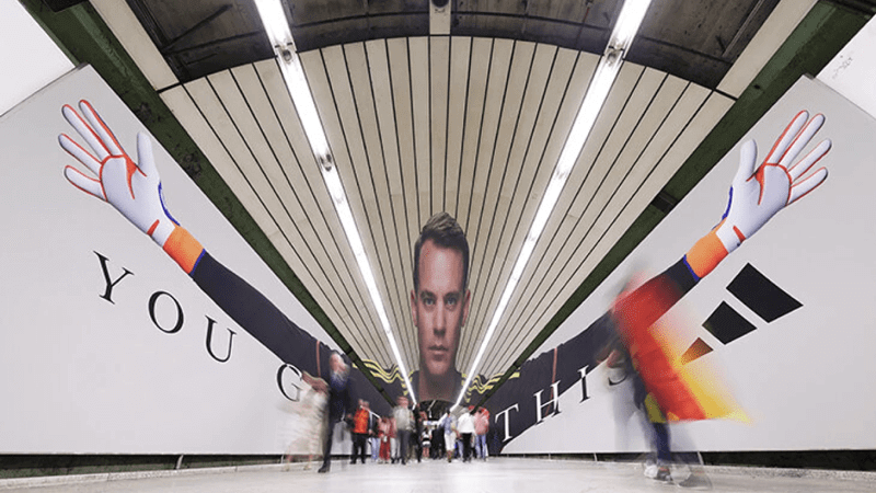 Реклама с вратарем немецкой сборной в метро