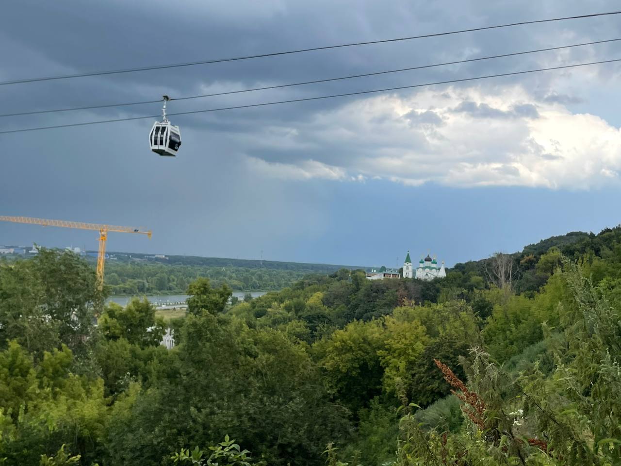 Перед надвигающимся ливнем сфотографировал проезжающую кабину канатки. На заднем плане — Вознесенский Печерский мужской монастырь