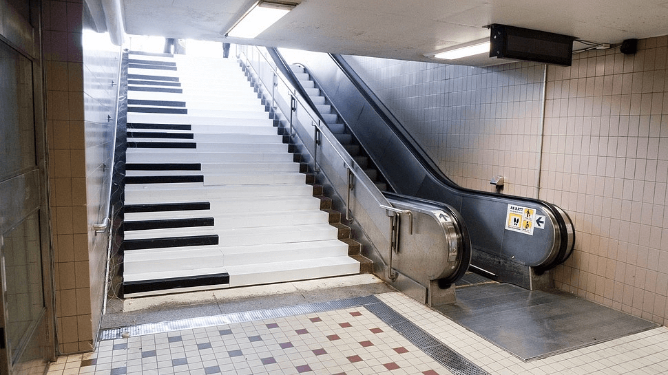 пианино-лестница в метро