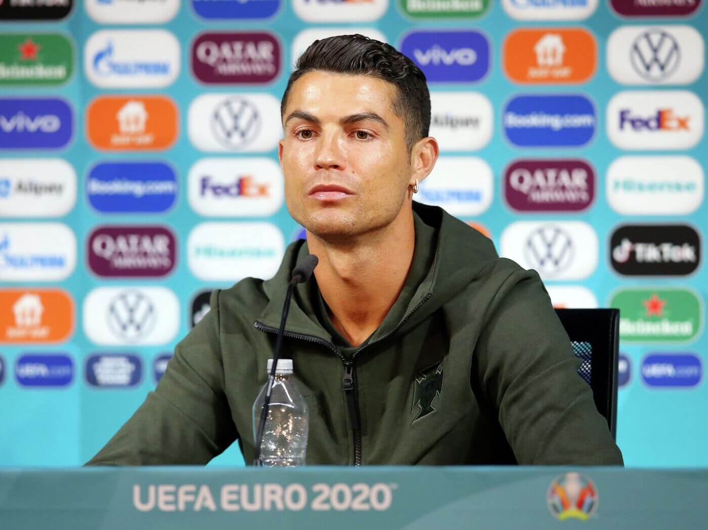 Криштиану Роналду на пресс-конференции Чемпионата Европы в 2021 году.