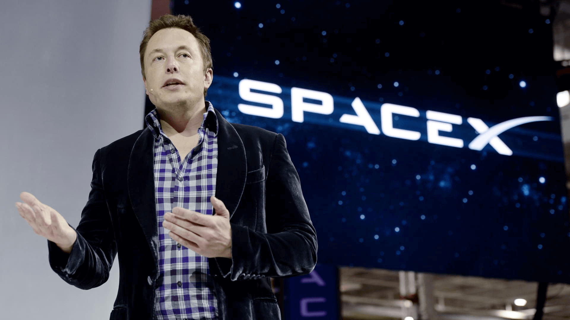 Илон Маск на фоне SpaceX