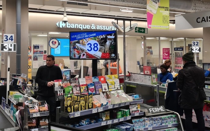 Прикассовая зона в Carrefour