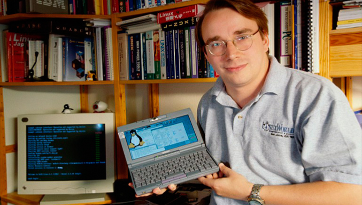 Линус Торвальдс и компьютер с ОС Linux