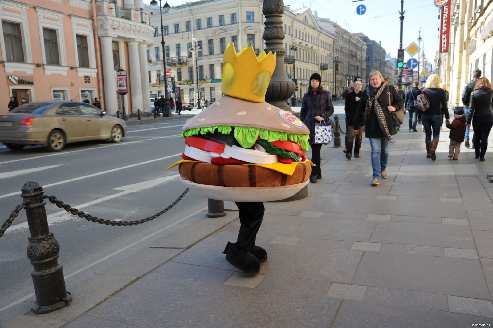 Промоутер Burger King в костюме бургера раздает листовки