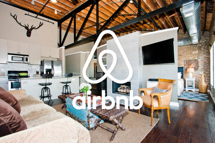 Логотип Airbnb на фоне квартиры