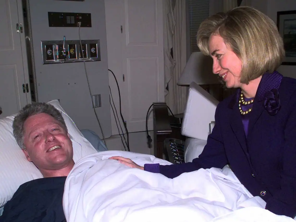 Билл и Хиллари Клинтоны в больнице
