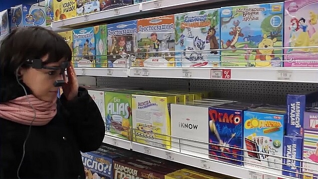 игры и девочка в магазине