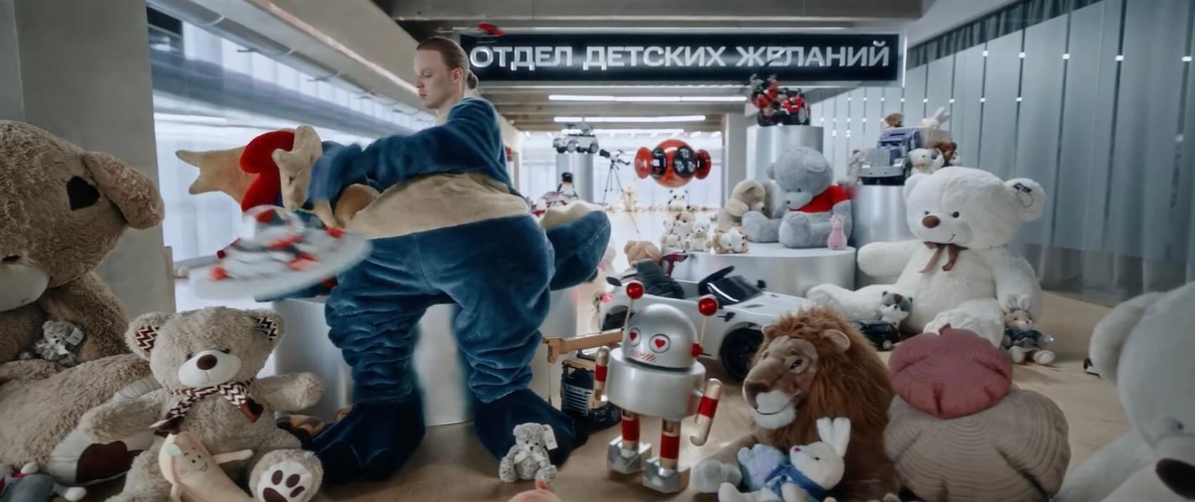 скриншот кадра клипа «МТС»