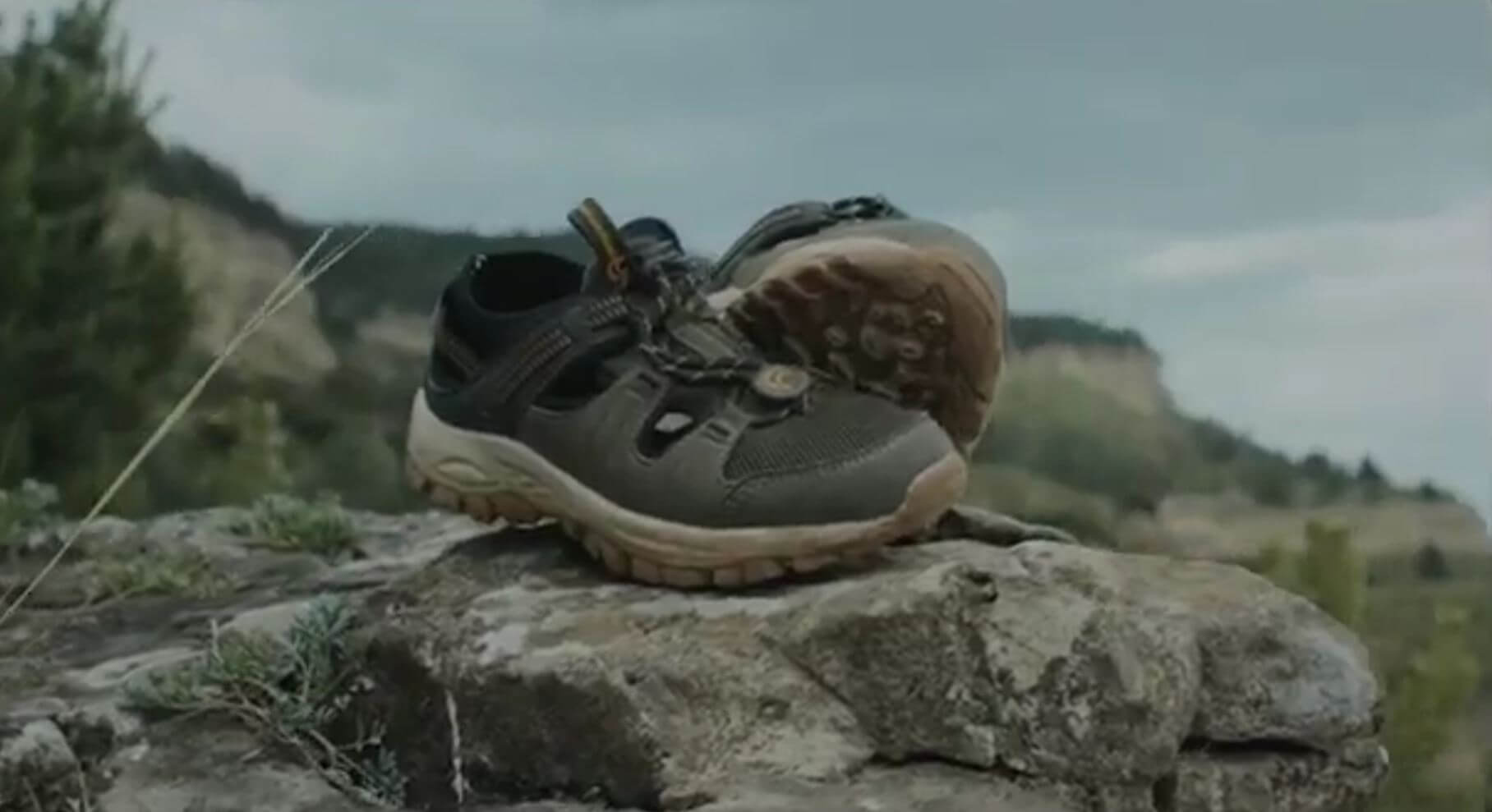  кроссовки Outventure на фоне гор